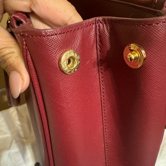 Prada Saffiano Galleria Double Zip Tote. Barely used. Like new Condition. - Picture 14 of 16